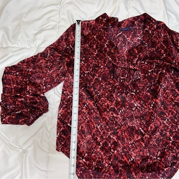 Kaari Blue charmeuse blouse with neck tie. Black / deep red snake print Size Med - Picture 4 of 7